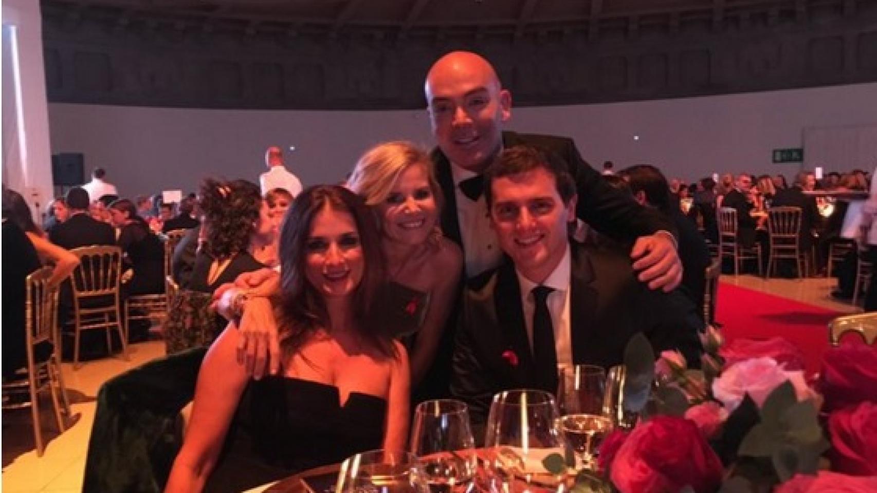 La duquesa de Montoro sonríe para el recuerdo con Albert Rivera