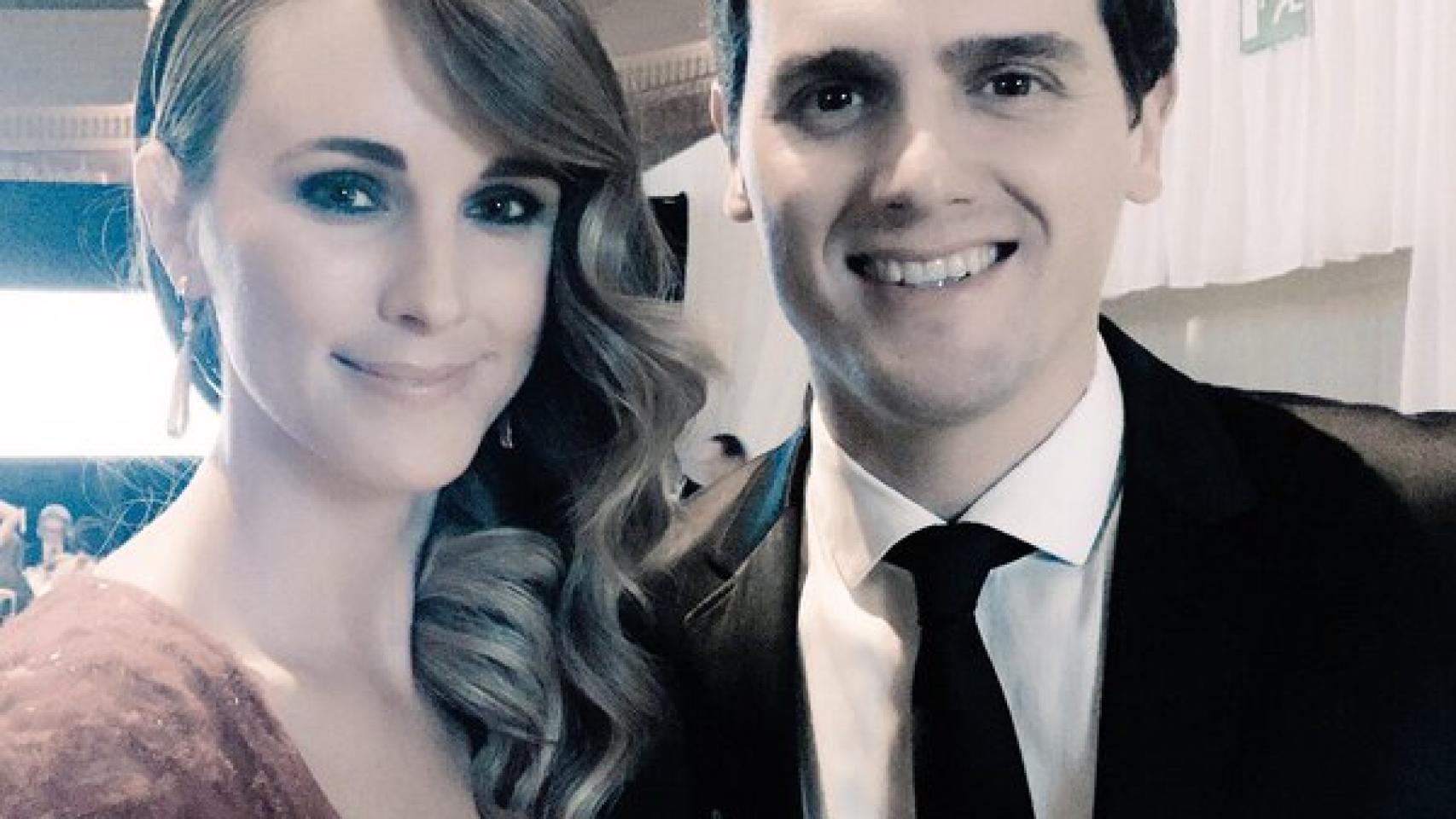 Astrid Klisans sonriente con Rivera