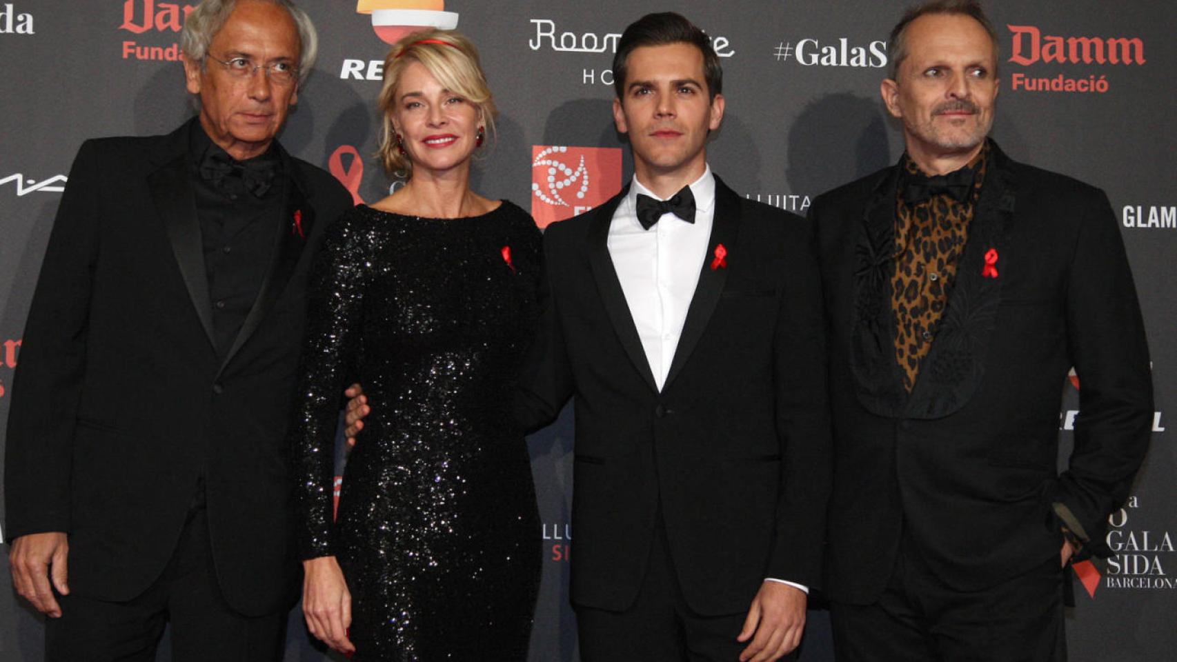 El doctor Clotet, Belén Rueda, madrina de la Gala, el actor Marc Clotet y Miguel Bosé