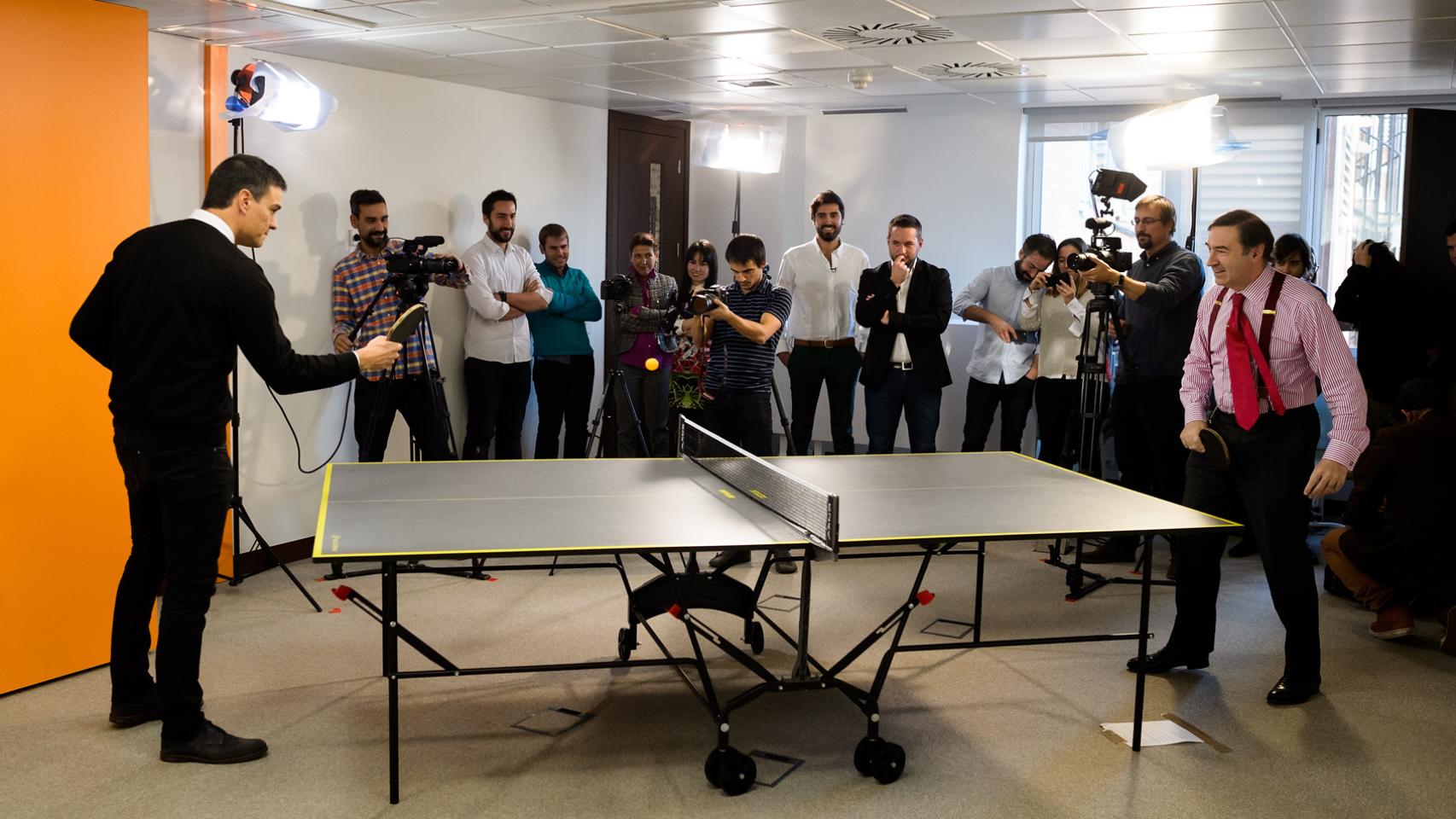 Pedro Sánchez y Pedro J. Ramírez, durante la partida.