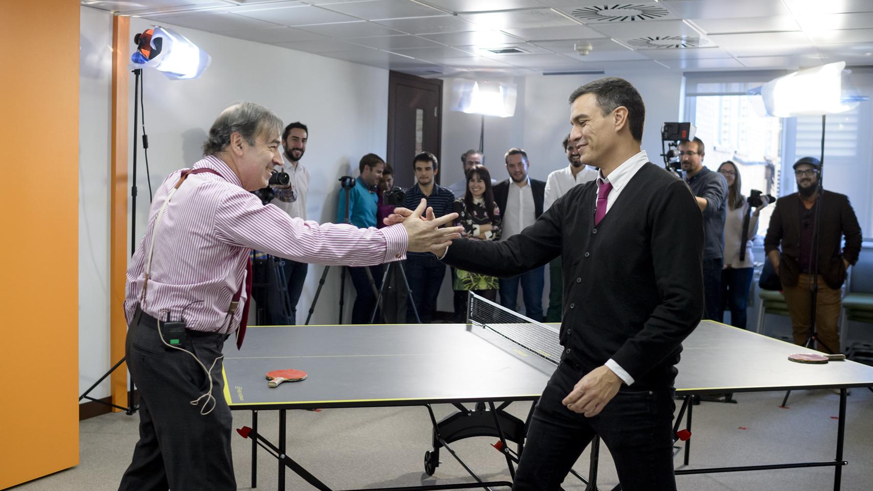 Pedro Sánchez y Pedro J. Ramírez se saludan tras el partido.