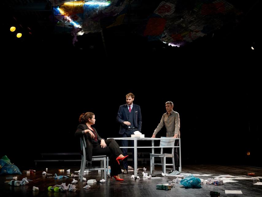 Los actores, interpretando la cuarta escena de la obra.