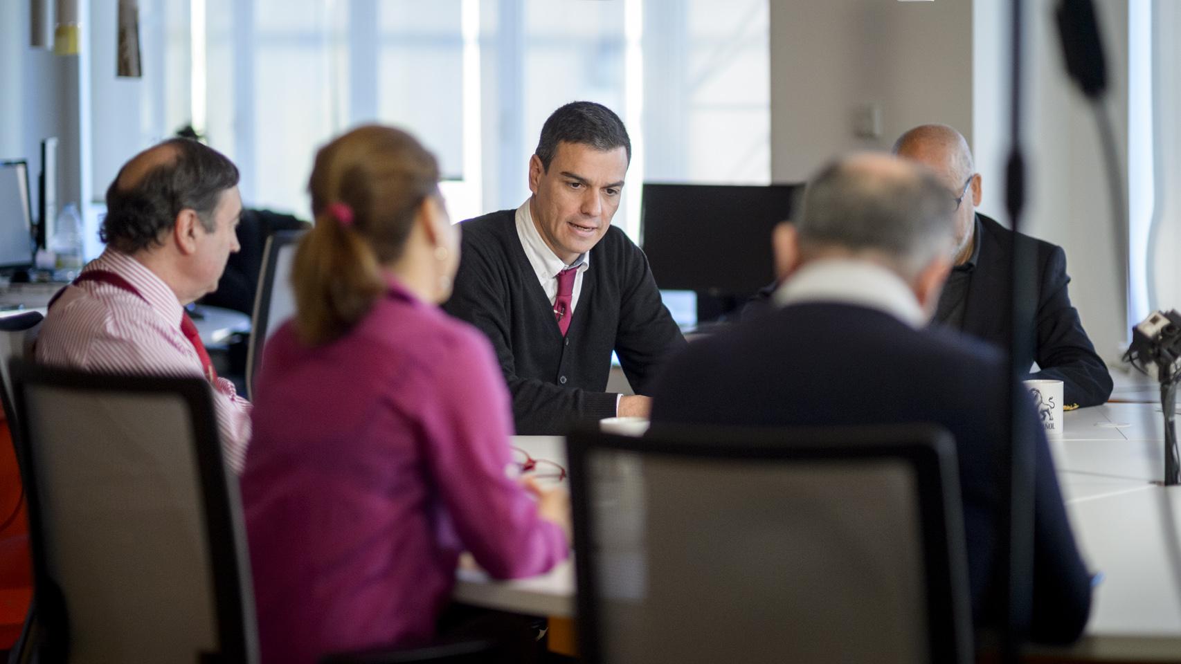 Sánchez responde a las preguntas de los periodistas de EL ESPAÑOL.