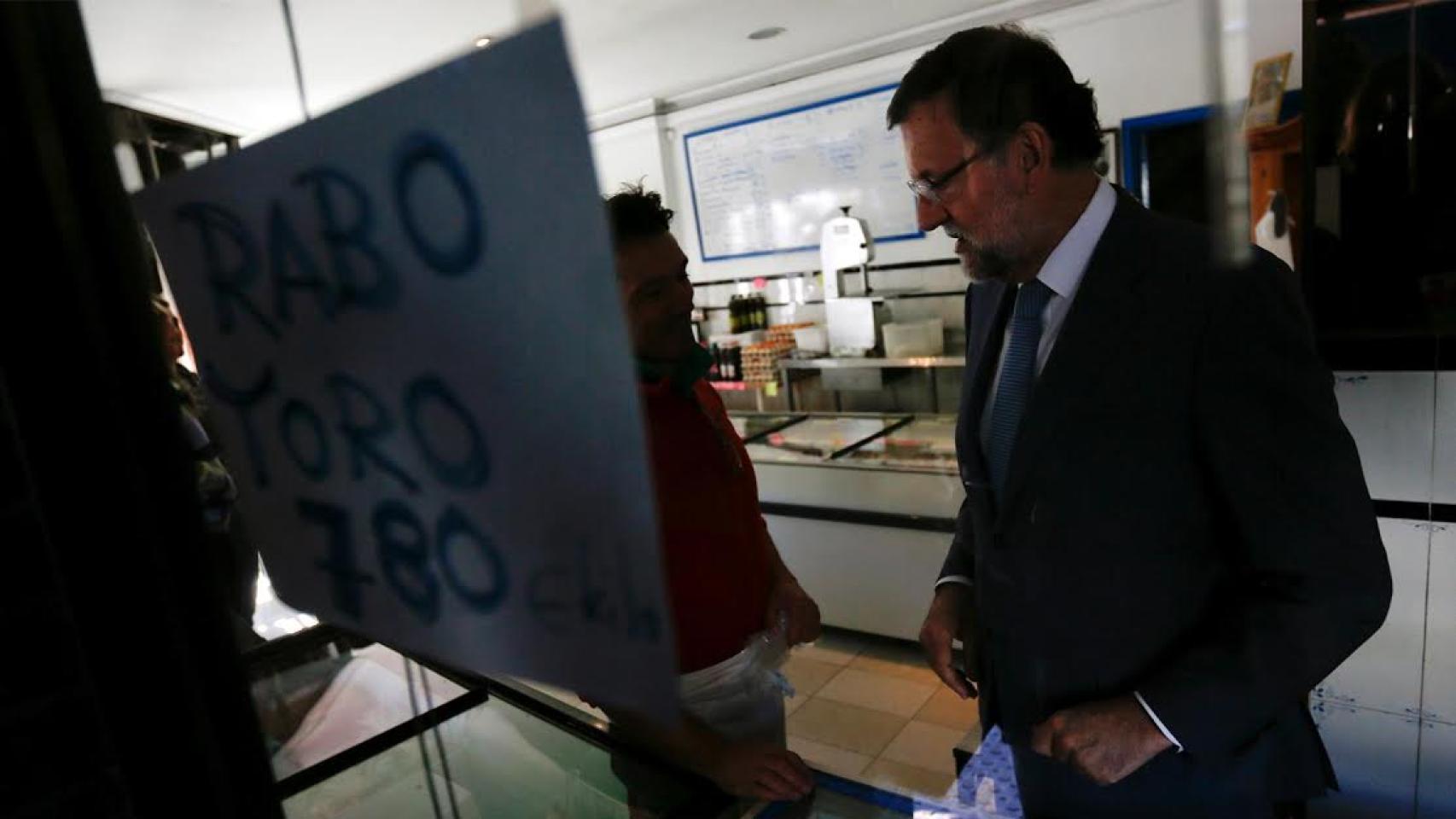 El presidente del Gobierno, en una visita a Tomares (Sevilla).