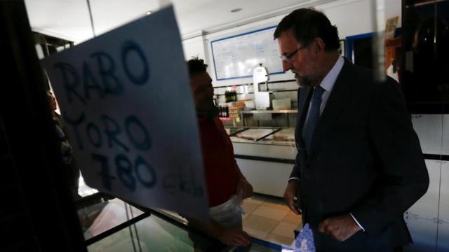 El presidente del Gobierno, en una visita a Tomares (Sevilla).