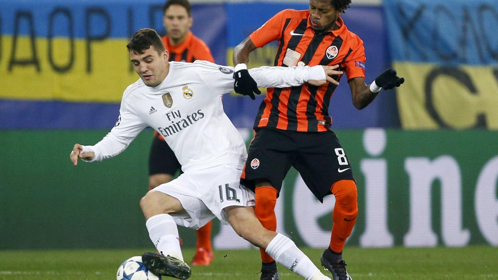 Kovacic pelea un balón ante Fred