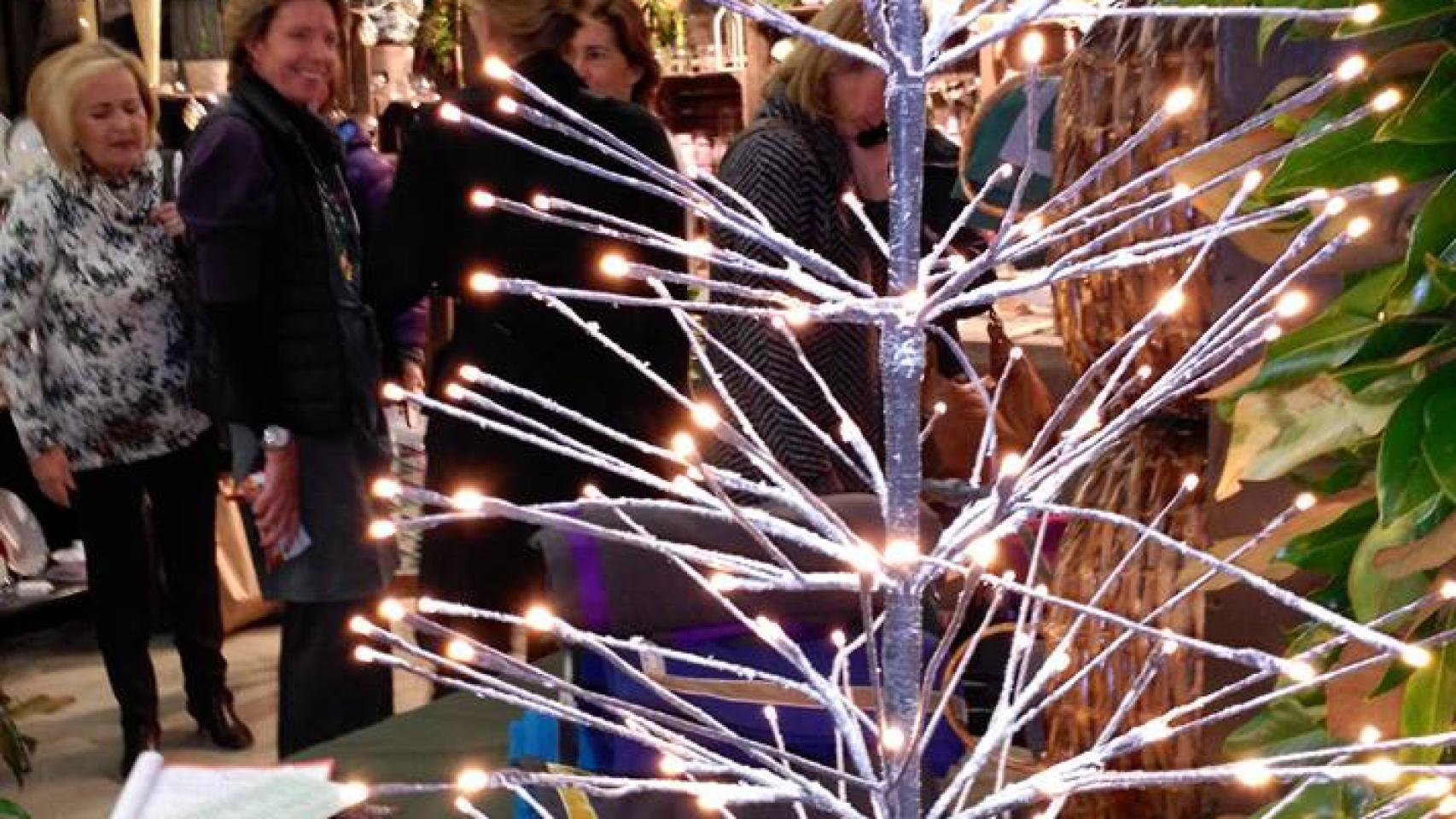 Árbol de madera con luces que cuesta 270 euros