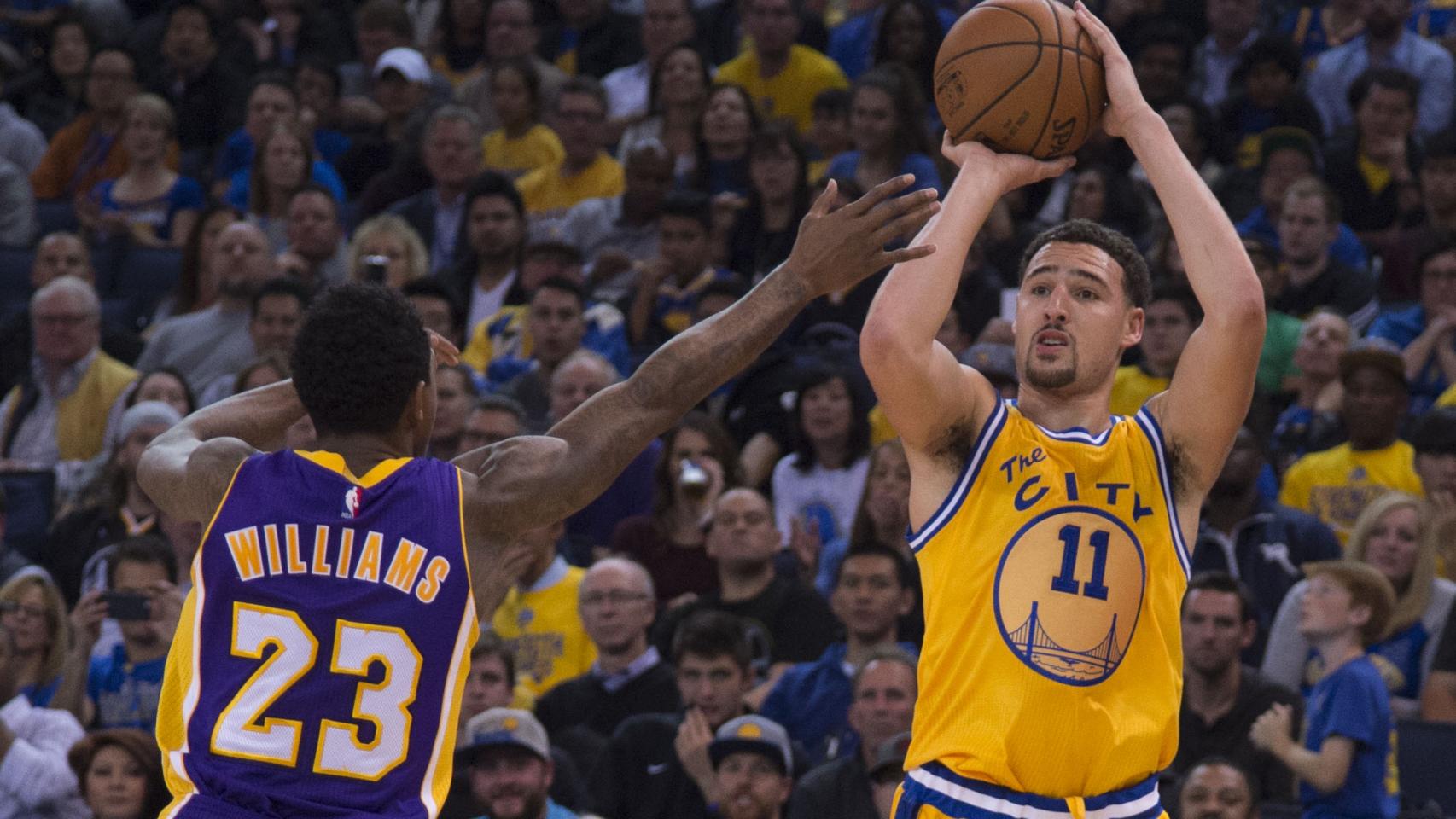 Klay Thompson lanza frente a Louis Williams durante el Warriors-Lakers.