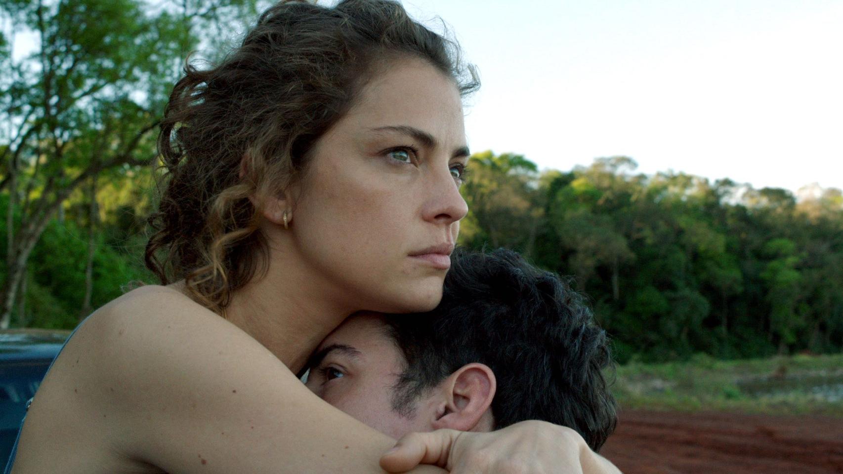 Dolores Fonzi encarna un personaje con una determinación inquebrantable.