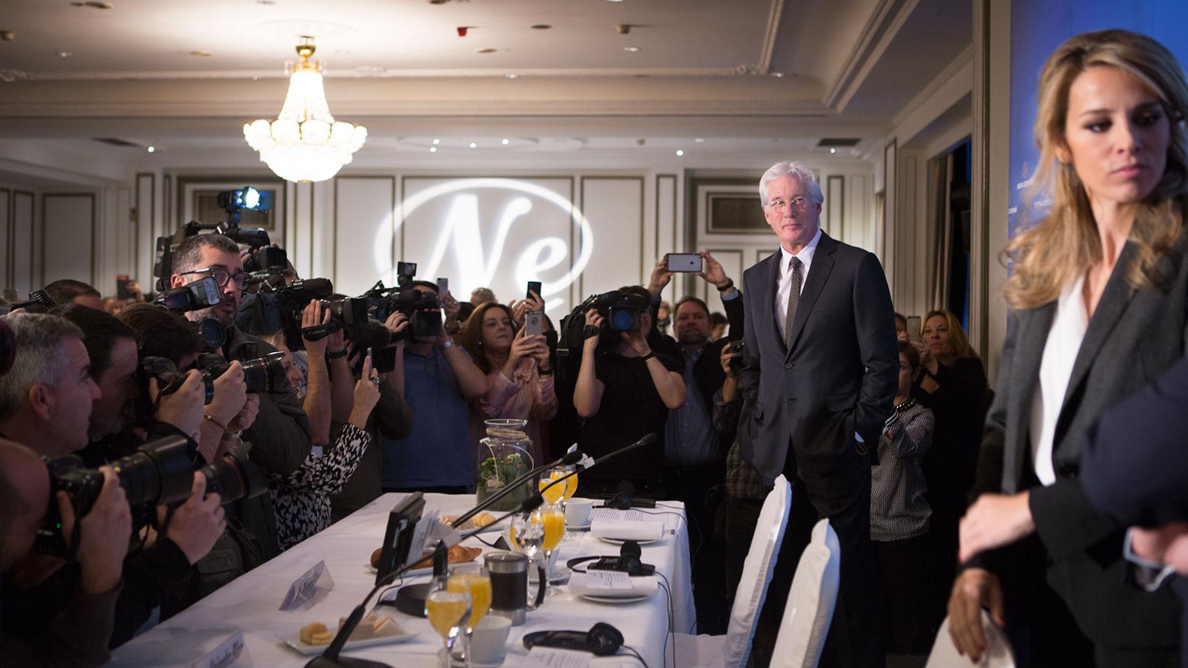 Richard Gere y su novia Alejandra Silva a su llegada a Nueva Economía Forum