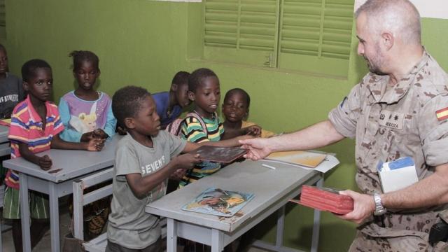 Entrega de material escolar a los alumnos de Chetou.
