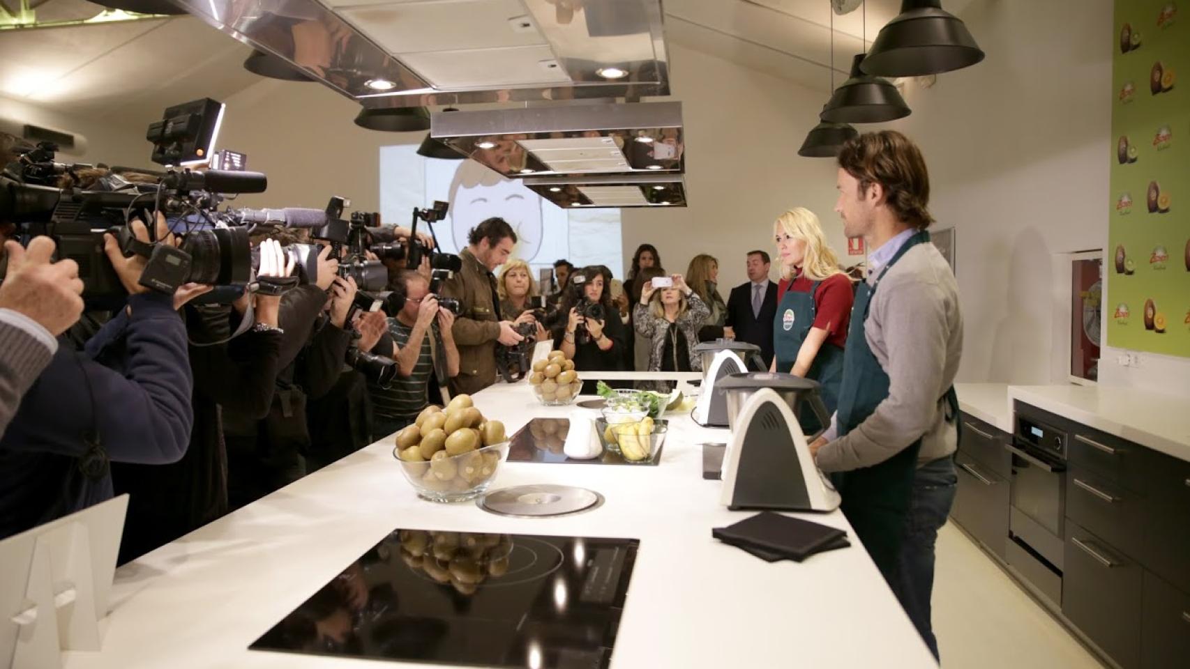 Carlos Moyá y Carolina Cerezuela posan para la prensa