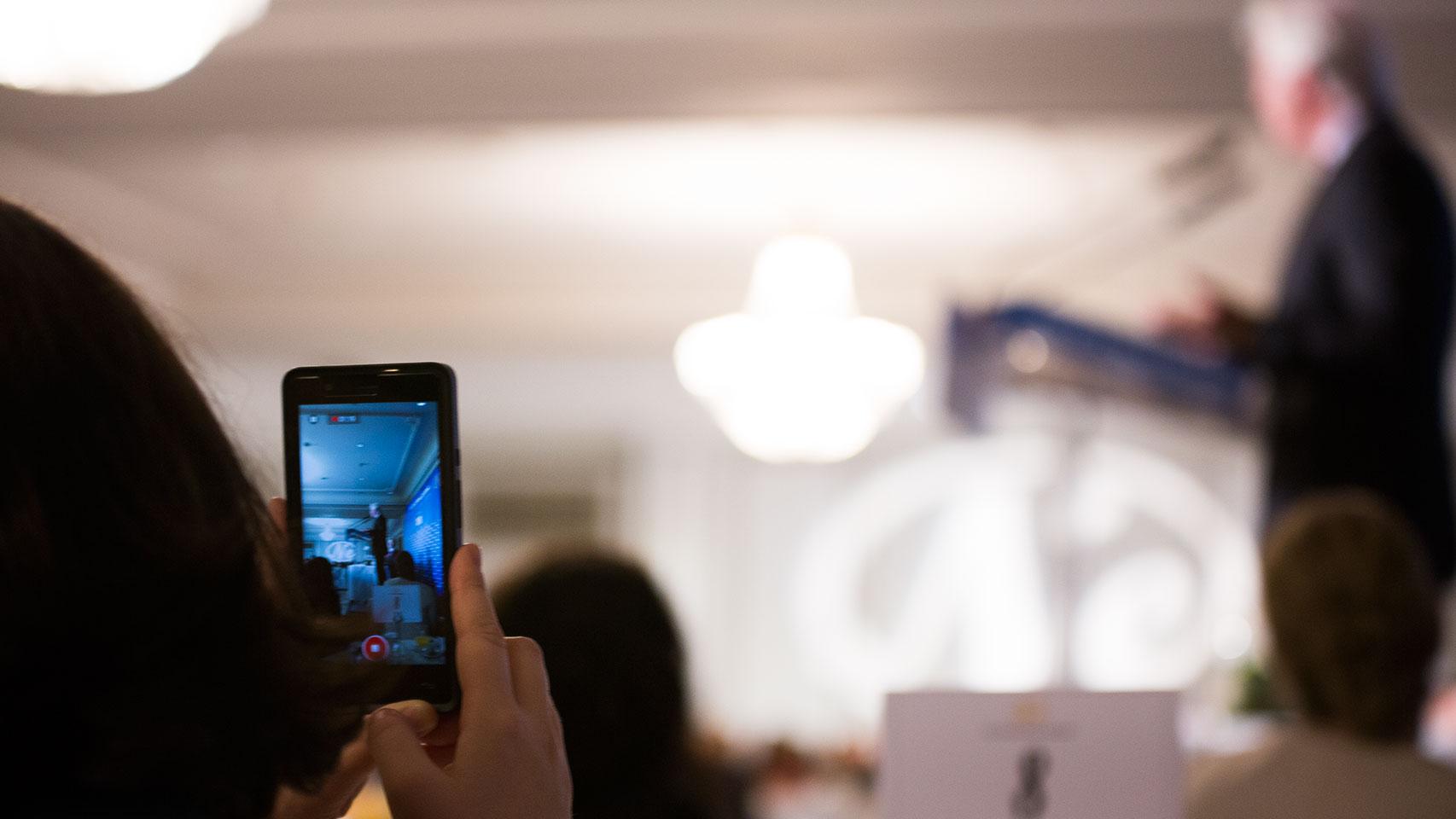 Una de las asistentes que ha grabado toda la conferencia