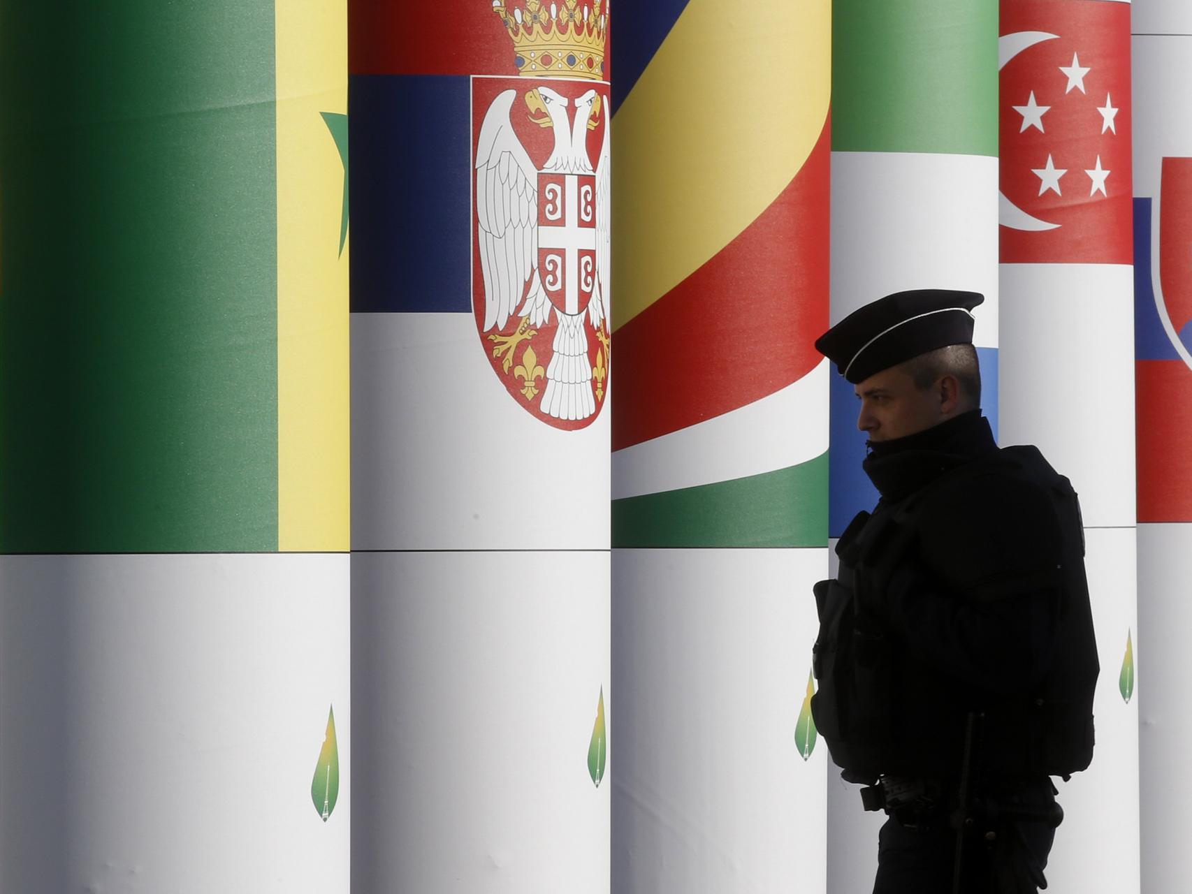 Un soldado patrulla el área donde el lunes empieza la COP.