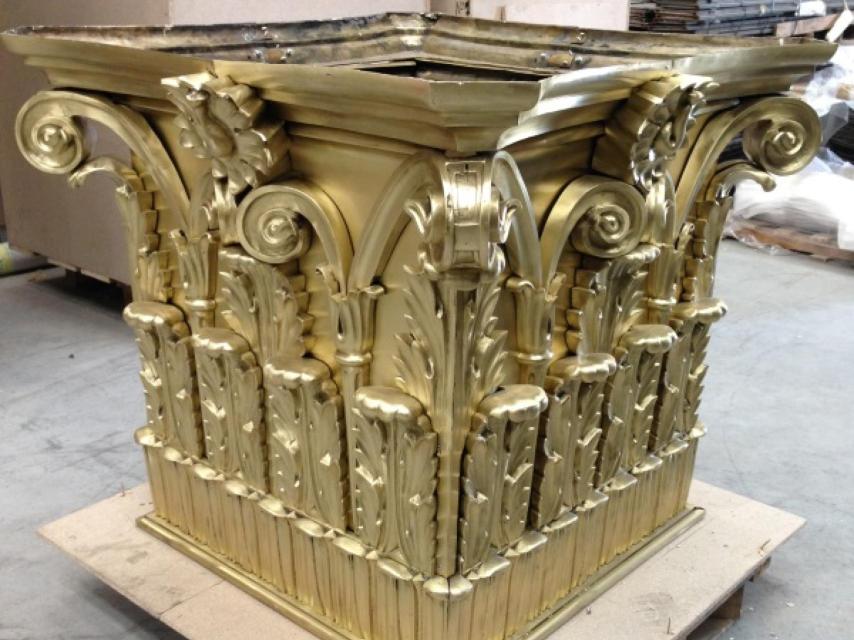 Un capitel de los conservado por ley.