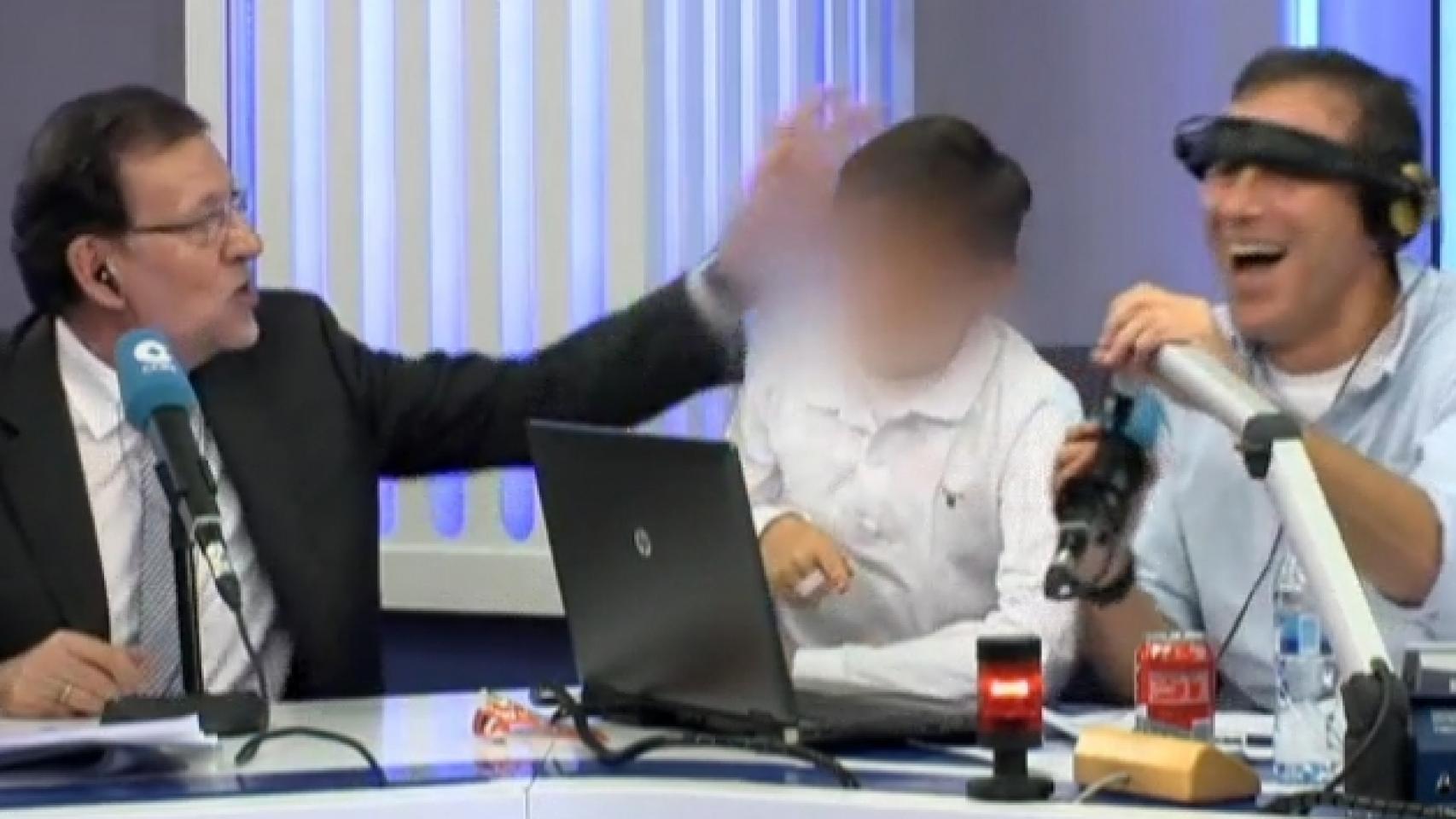 Rajoy le da una colleja a su hijo en el programa deportivo Tiempo de juego