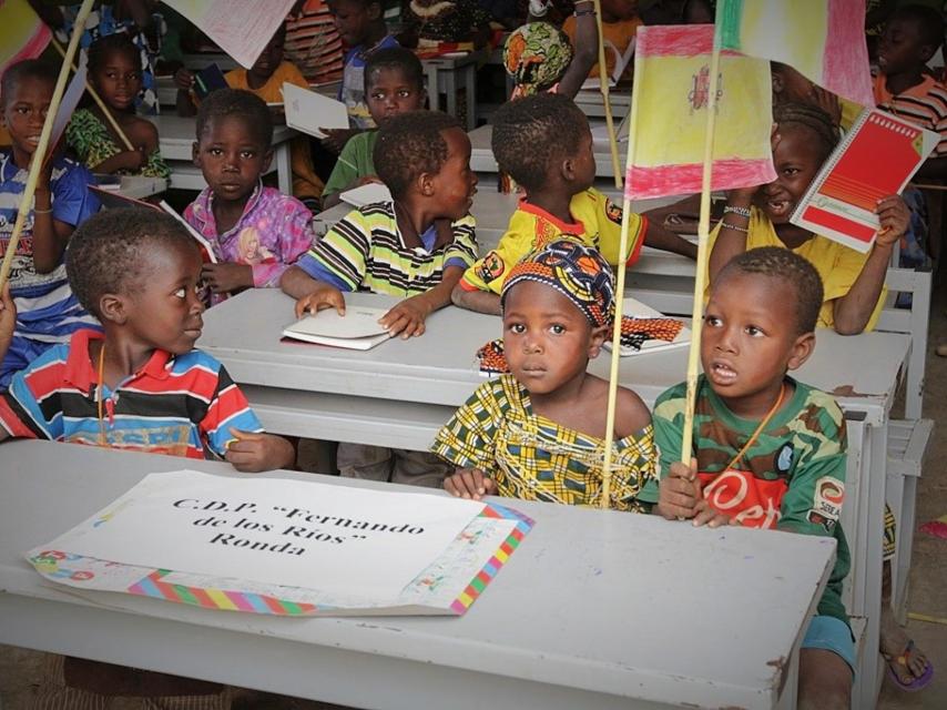 Alumnos de la escuela de Chetou, el día de su inauguración.