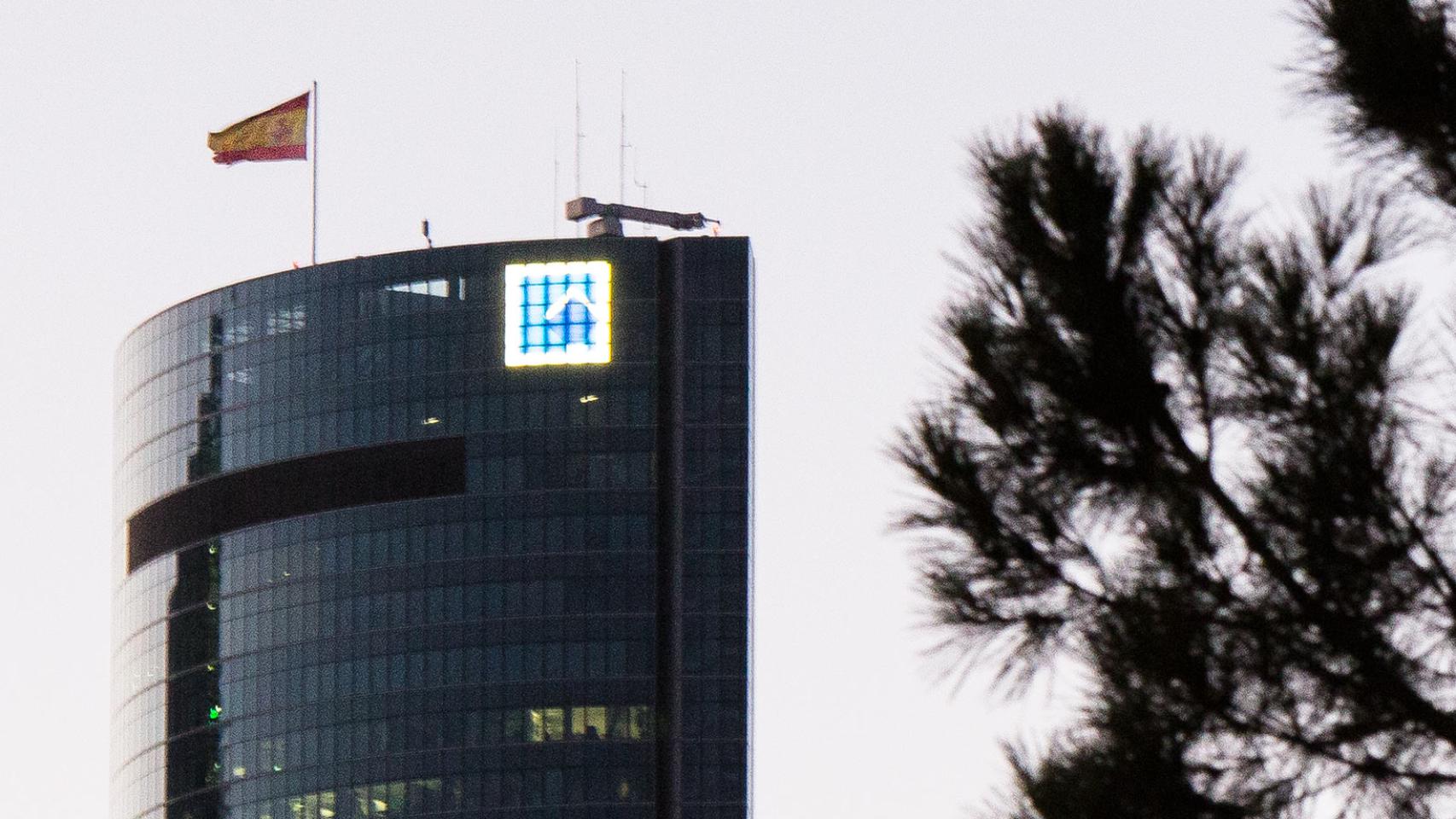 Torre Espacio, coronada con la bandera de España.