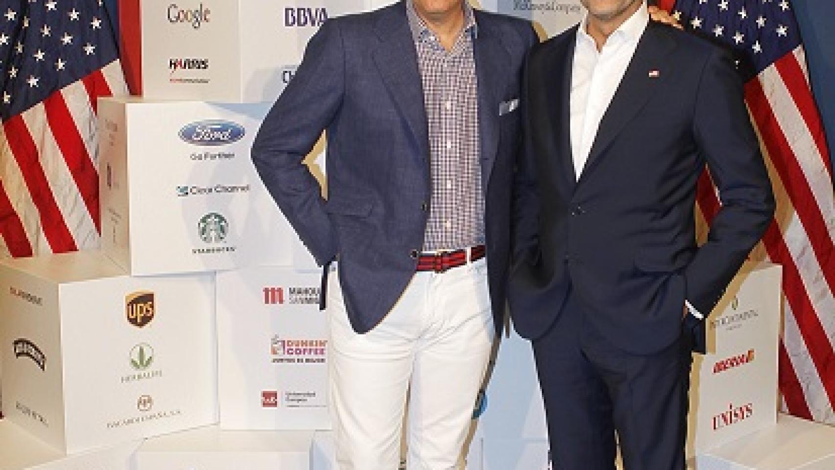 El embajador James Costos y Michael Smith en el Día de la Independencia