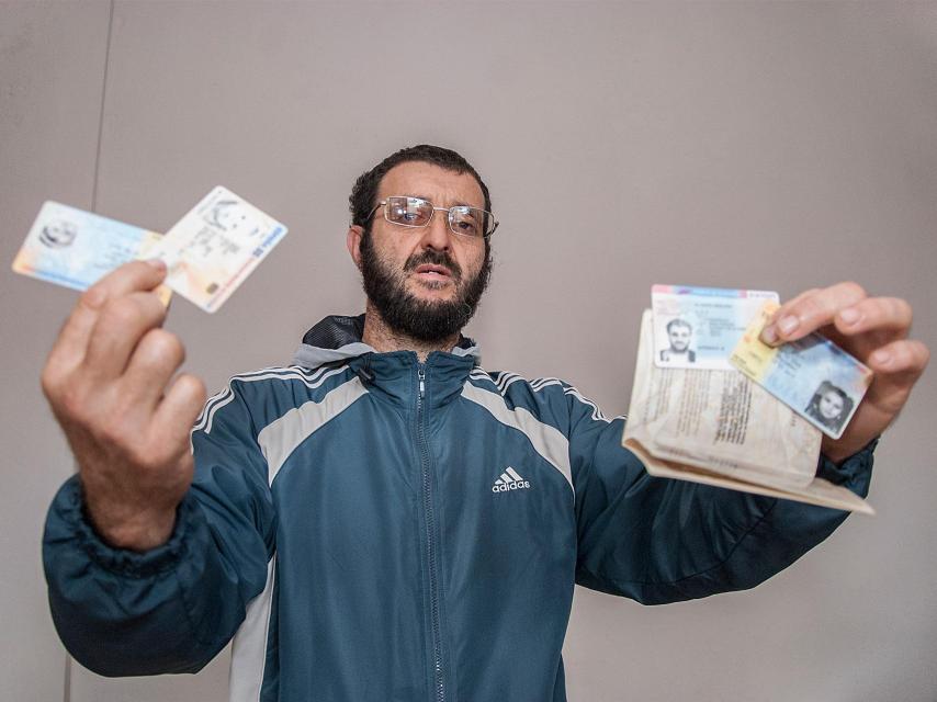 Ali, vecino, lucha por obtener la nacionalidad.