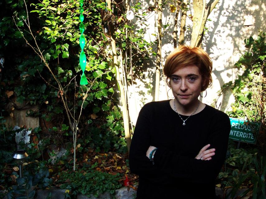 Chloé Verlhac en su jardín.