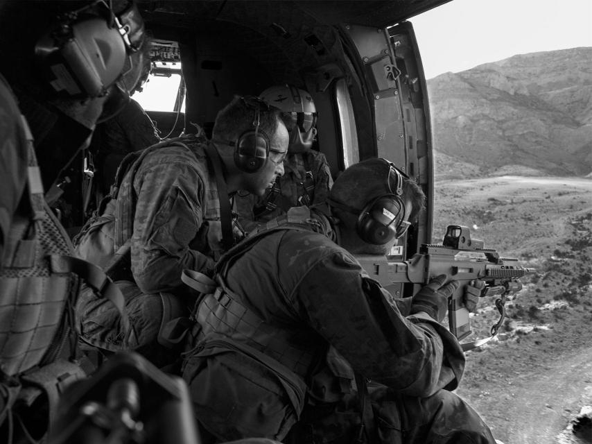 Un tirador de élite, durante los disparos en vuelo a bordo e un Cougar.