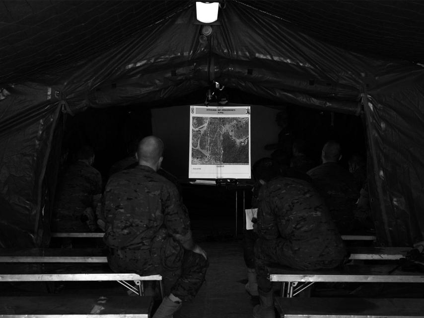 La reunión de la mañana donde se marcan los objetivos de la misión.