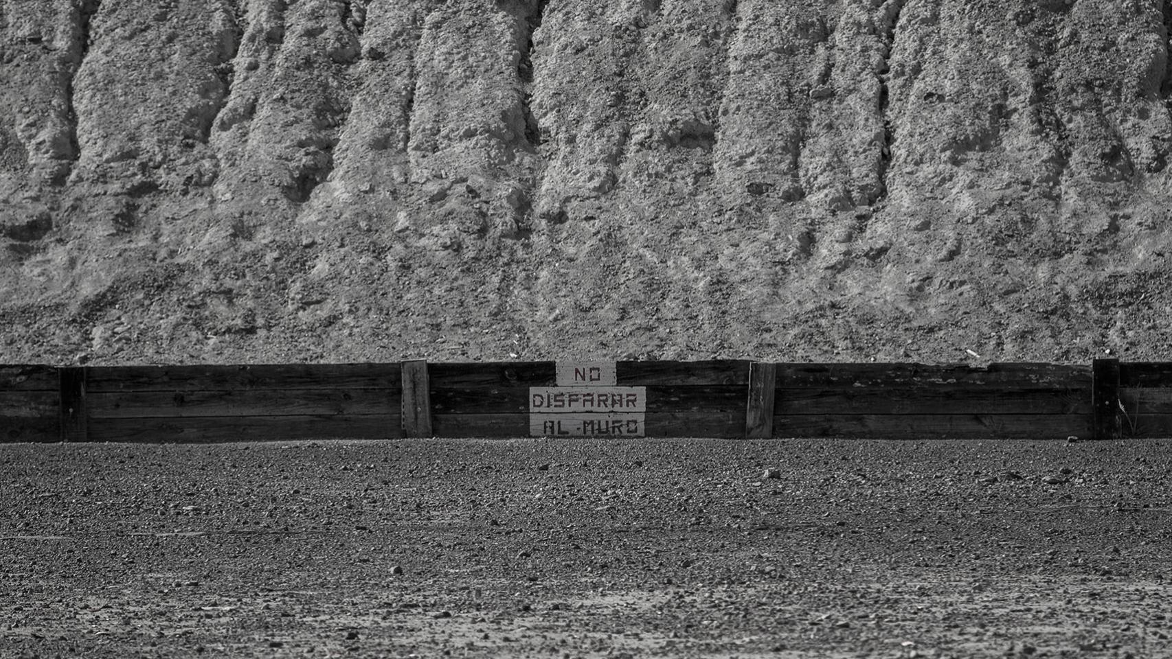 Campo de tiro de Alicante, donde el muro está lleno de impactos de bala.