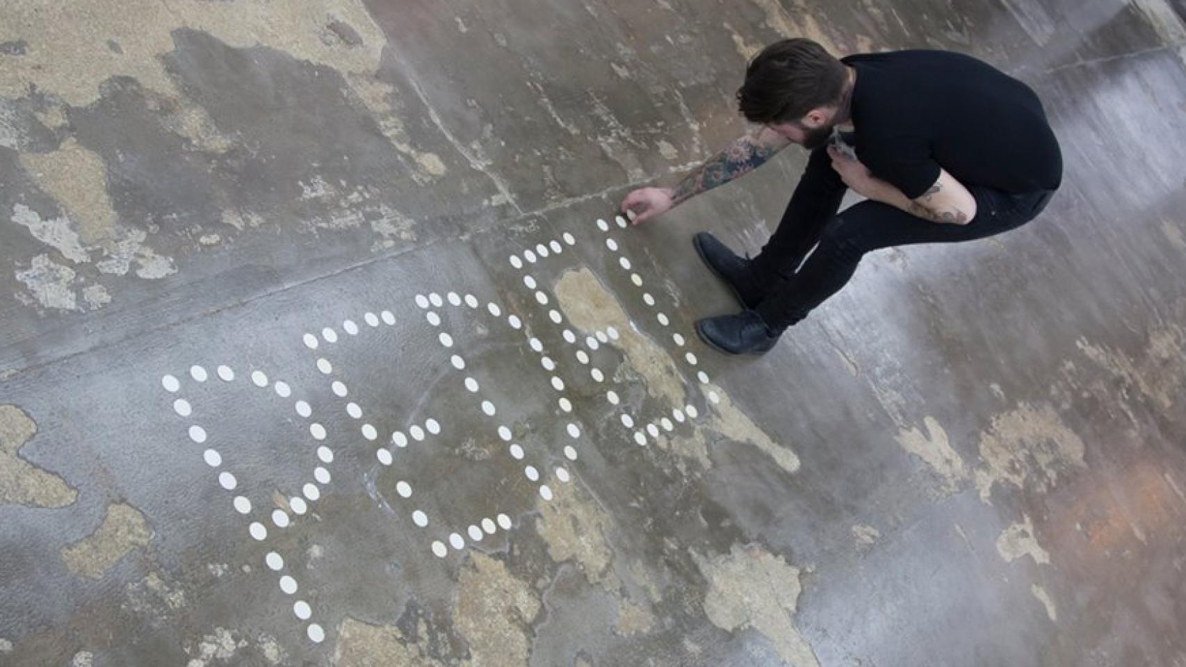 Acción de Abel Azcona.