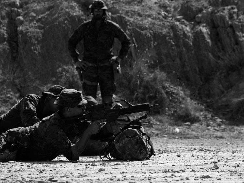 El MOE imparte prácticas de tiro a efectivos del Ejército de tierra.