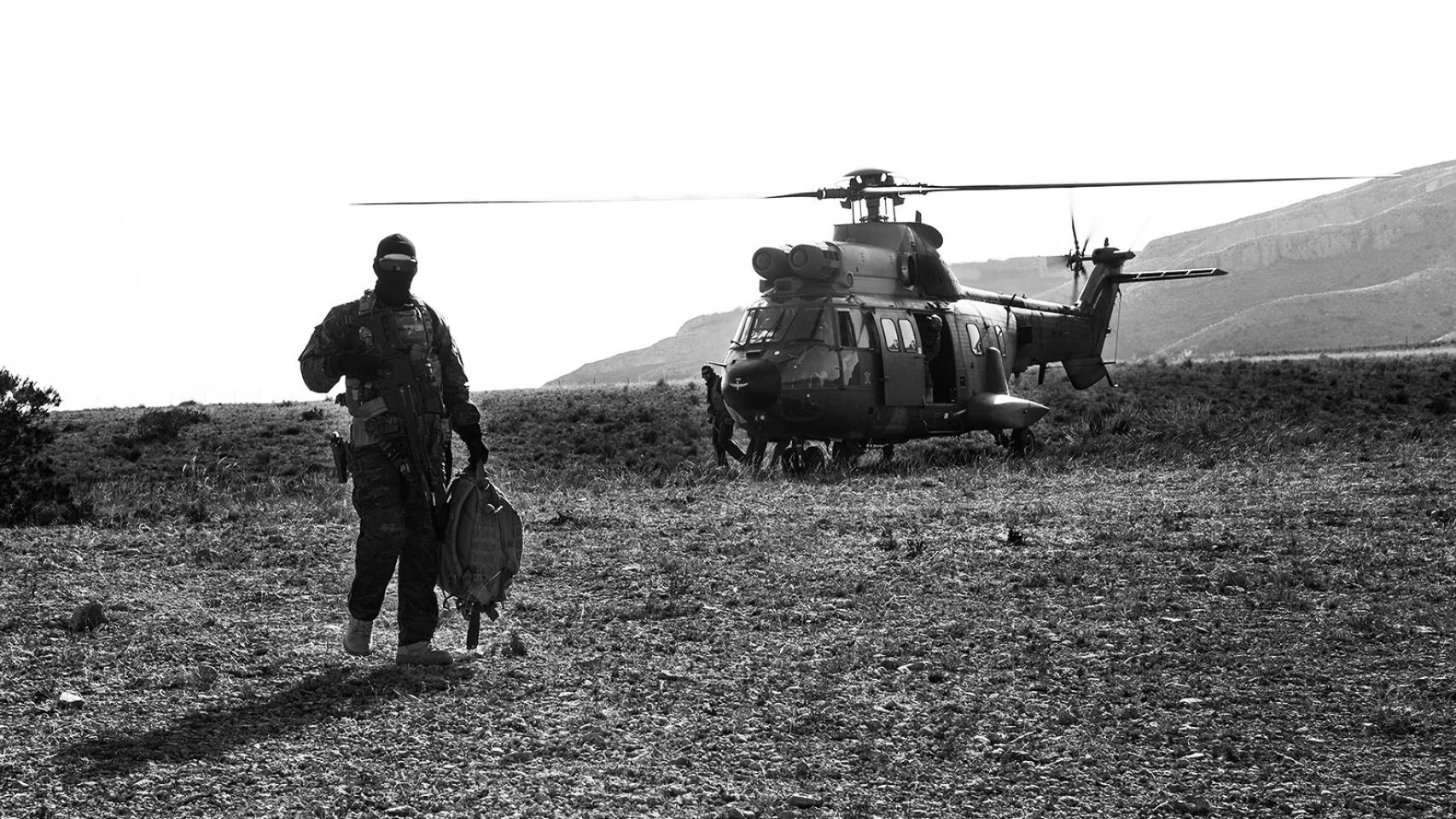 Un tirador de élite desciende del Cougar tras el ejercicio.