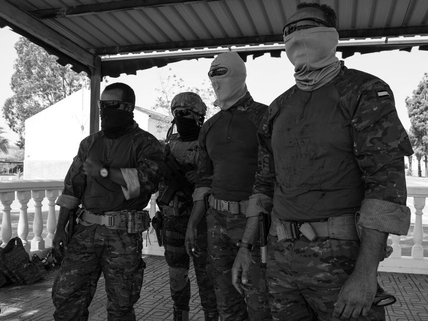 Soldados del MOE esperan para subirse al Chinook.