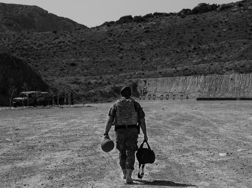 El capitán L.C.L, se dirige al campo de tiro.
