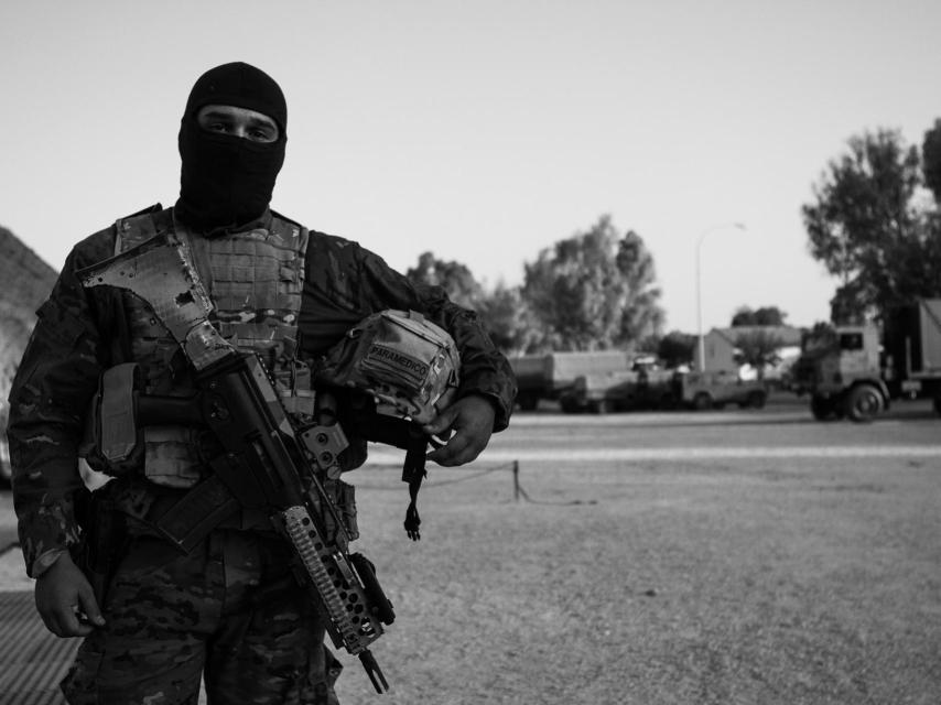 Un paramédico de la unidad posa en el cuartel de Alicante.