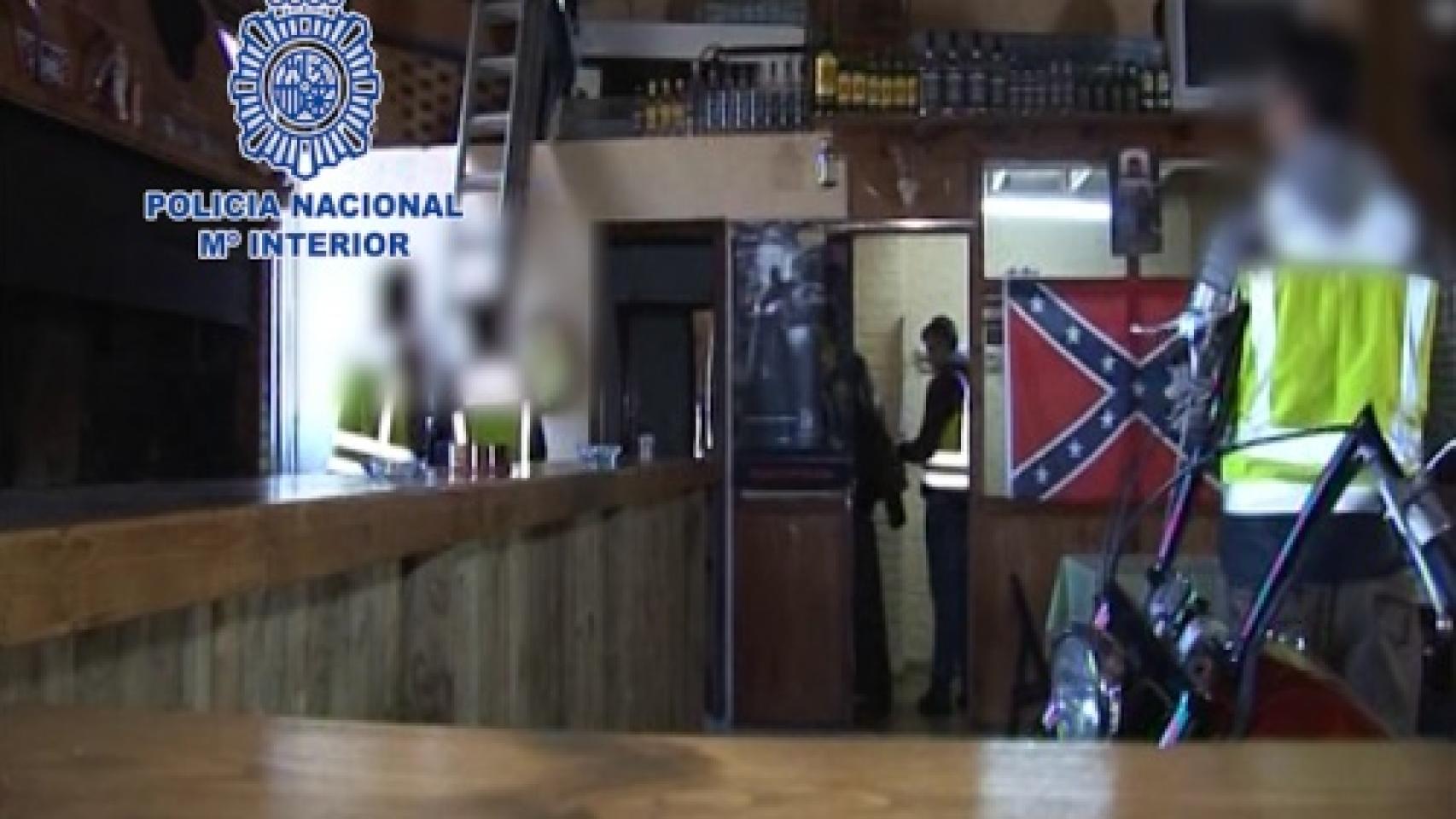 Además de agredir a los moteros madrileños, los atacantes dañaron motocicletas.