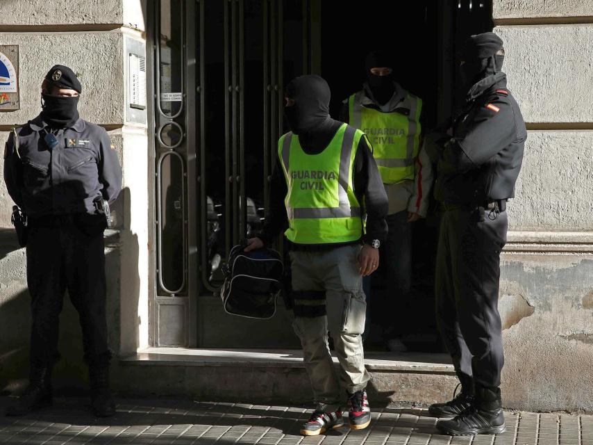 Agentes de la Guardia Civil durante el registro.