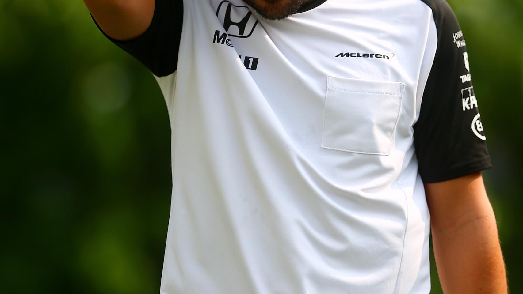 Fernando Alonso gesticula durante los días previos al Gran Premio de Abu Dhabi.