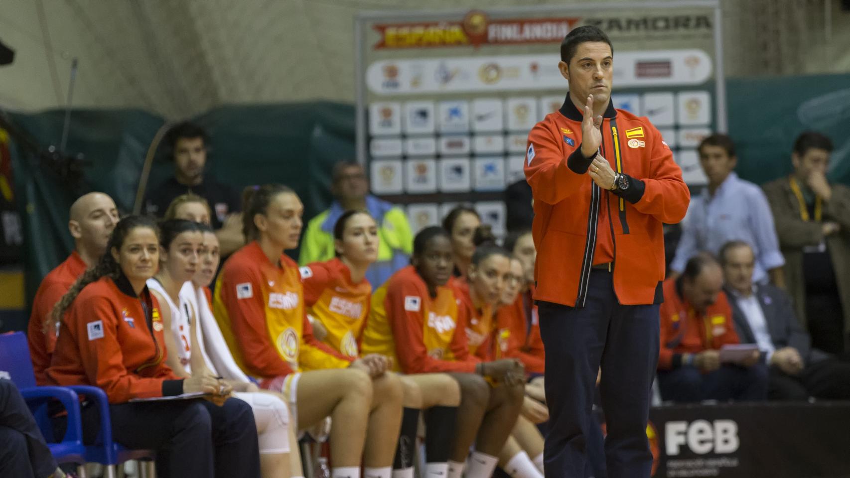 Víctor Lapeña sigue el España-Finlandia desde el banquillo de la selección.