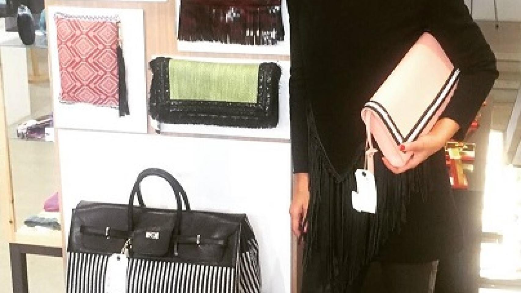 Mar Fores posa junto a su colección de complementos