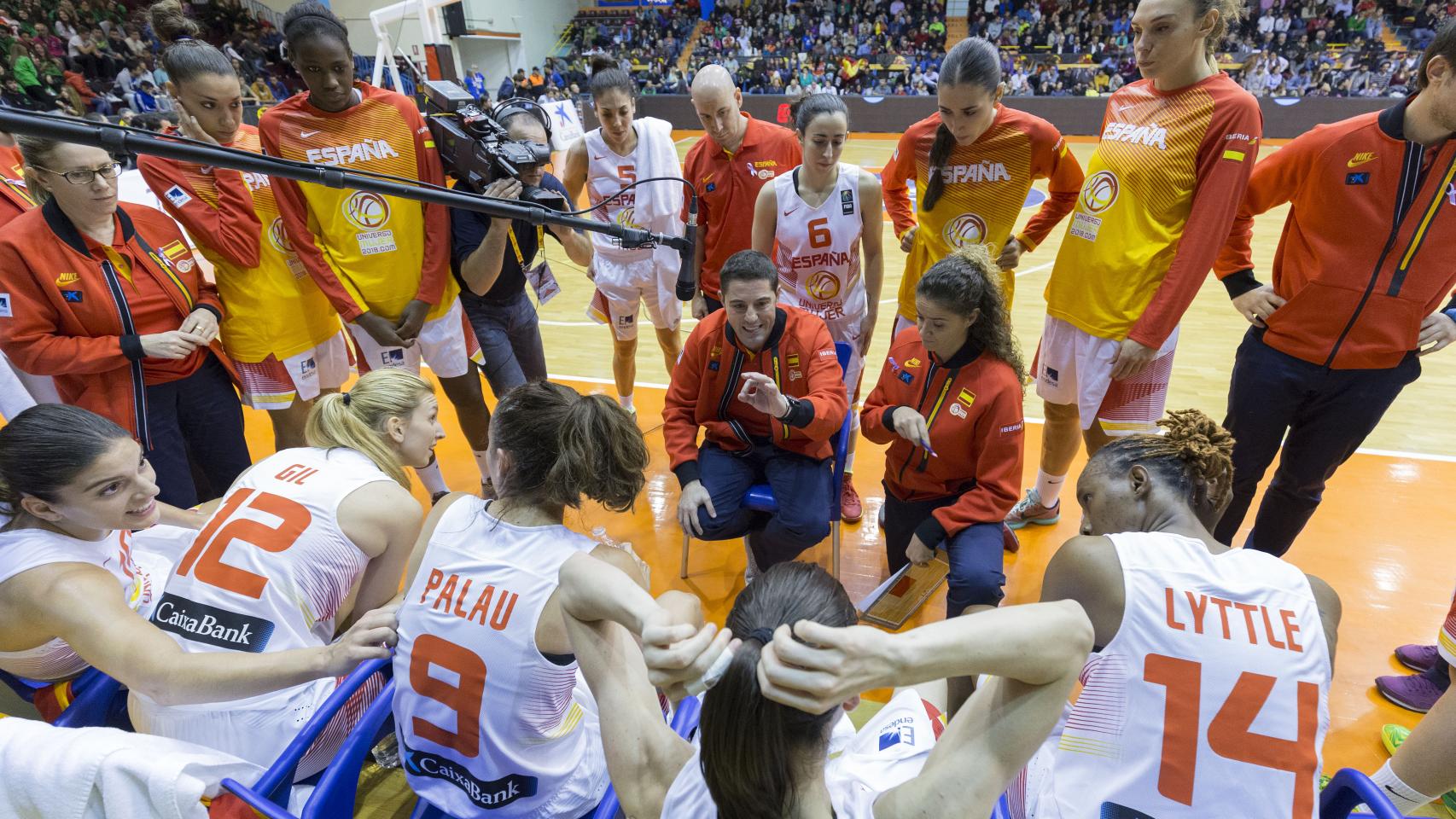 La selección española concentrada en el banquillo durante el España-Finlandia.