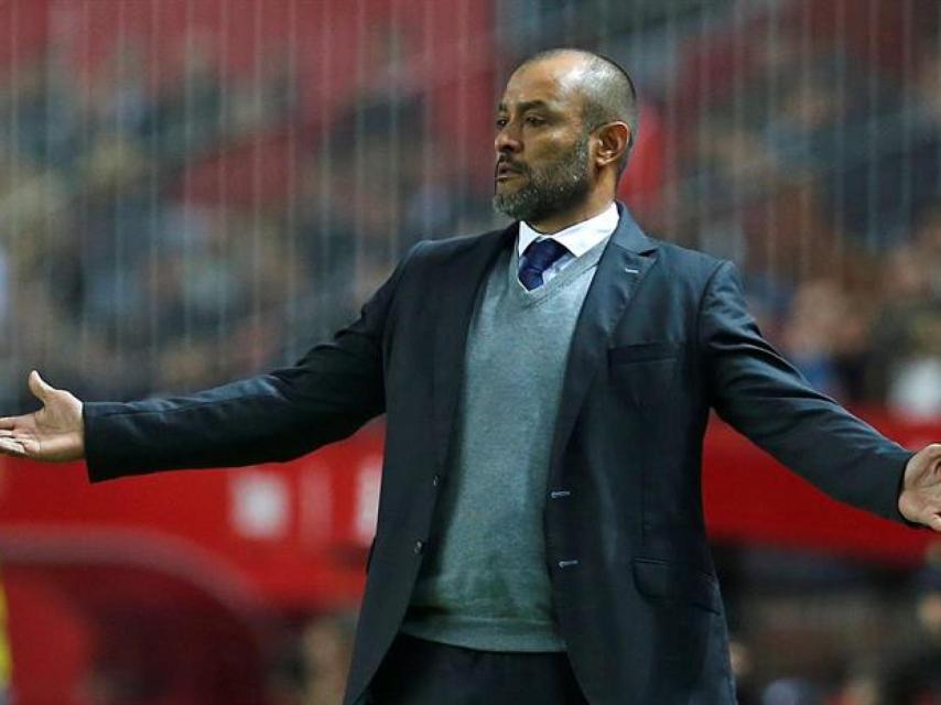 Nuno, en el área técnica del Sánchez Pizjuán. / EFE