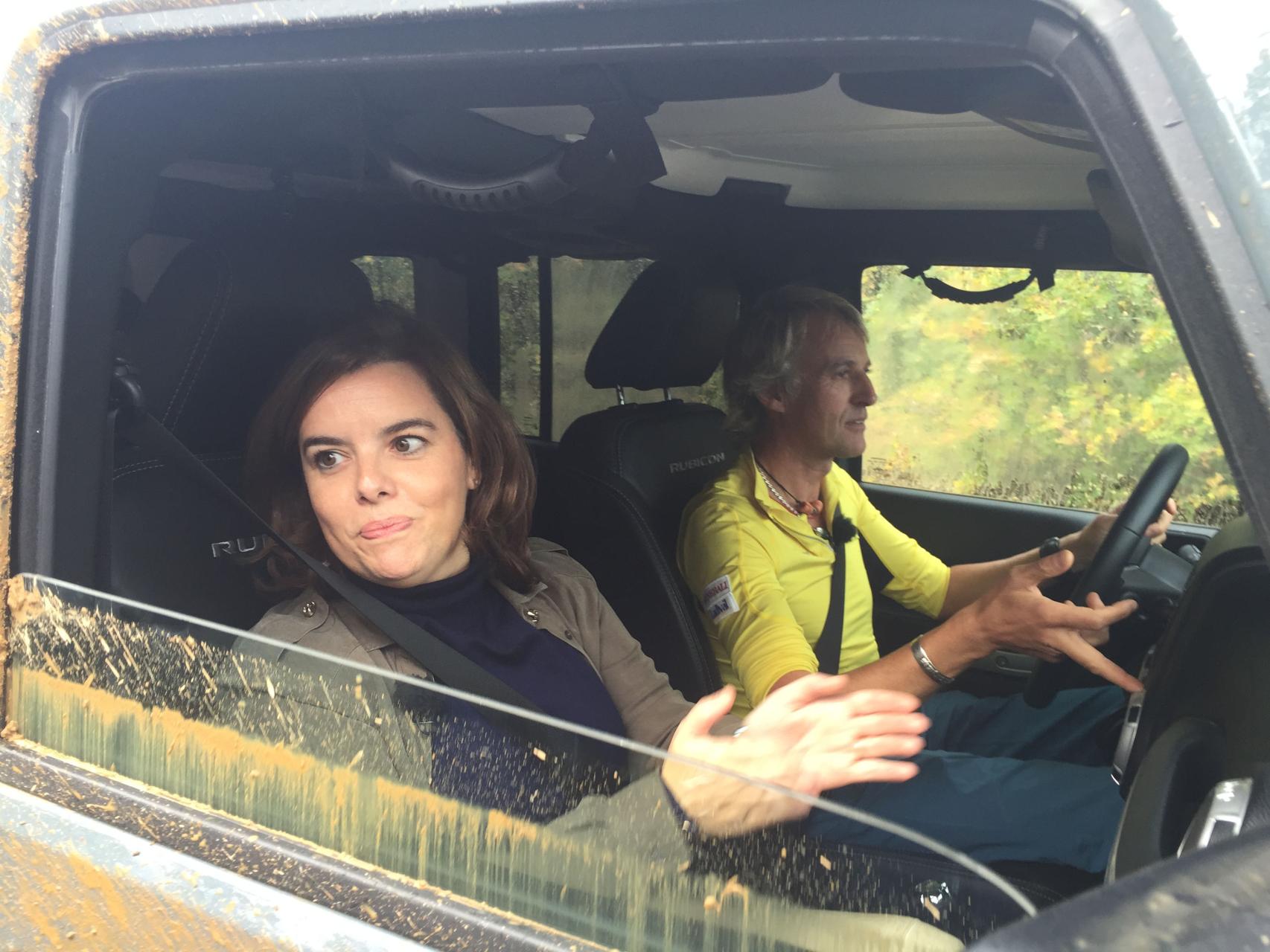 Sáenz de Santamaría, junto a Jesús Calleja.