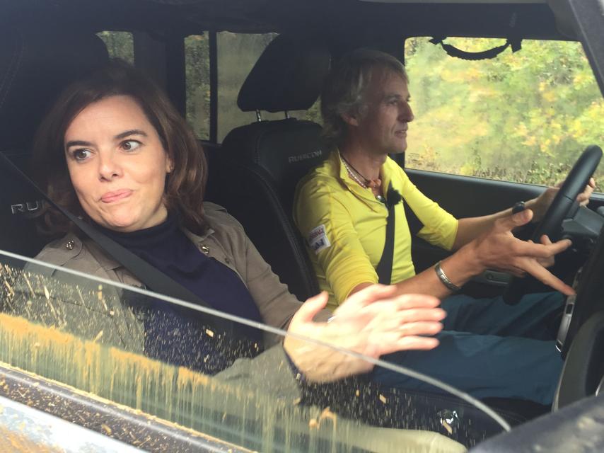 Sáenz de Santamaría, junto a Jesús Calleja.