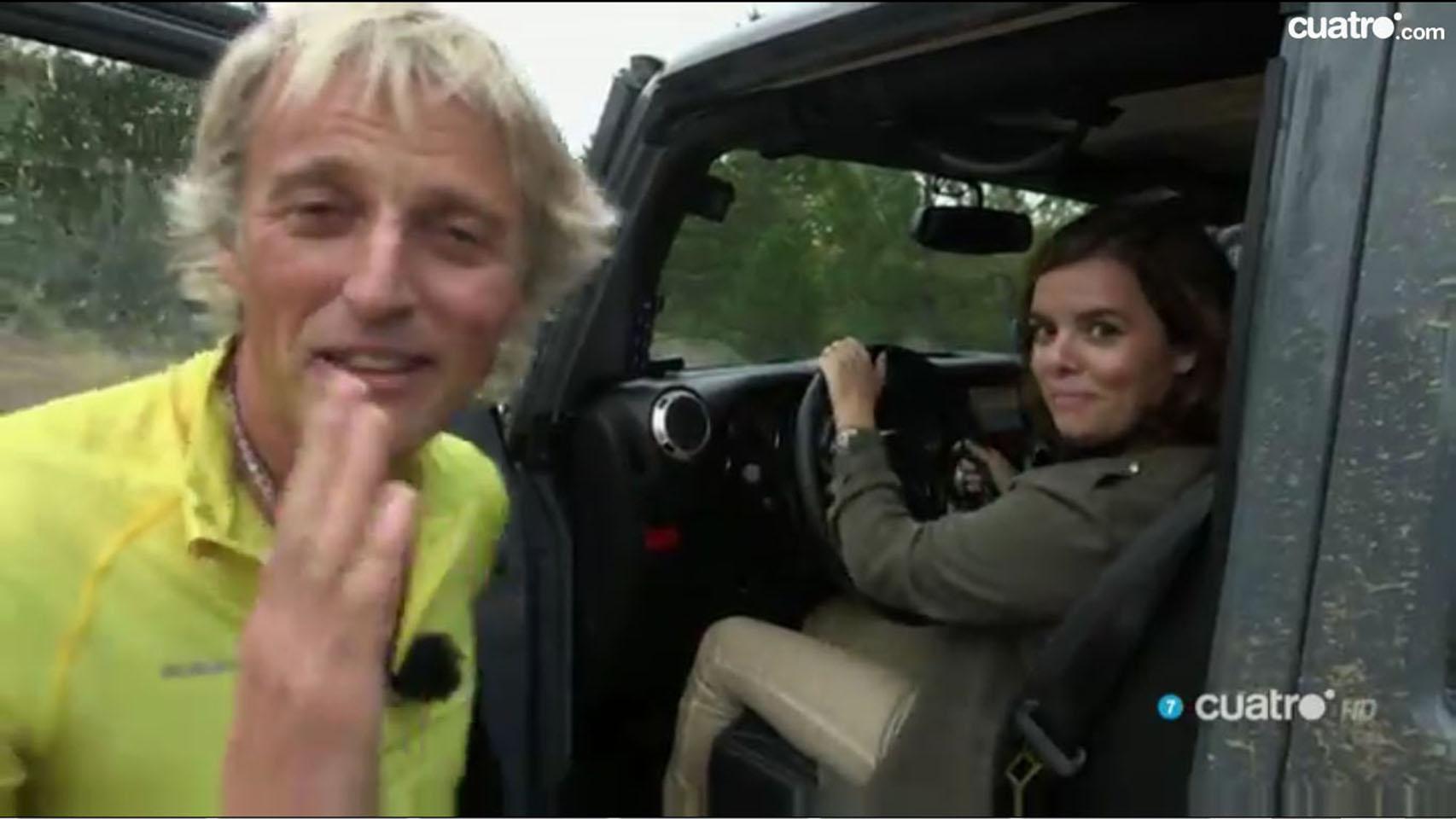 Instante en el que toma el volante del vehículo