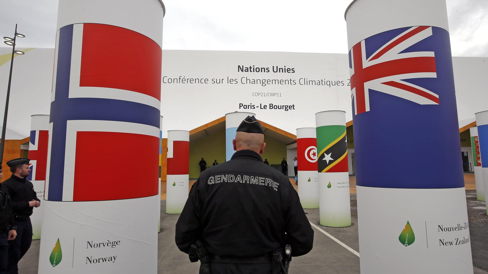 Gendarmes custodian la entrada a la cumbre.
