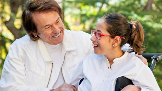 El cantante Raphael y una alumna del colegio son Mayo