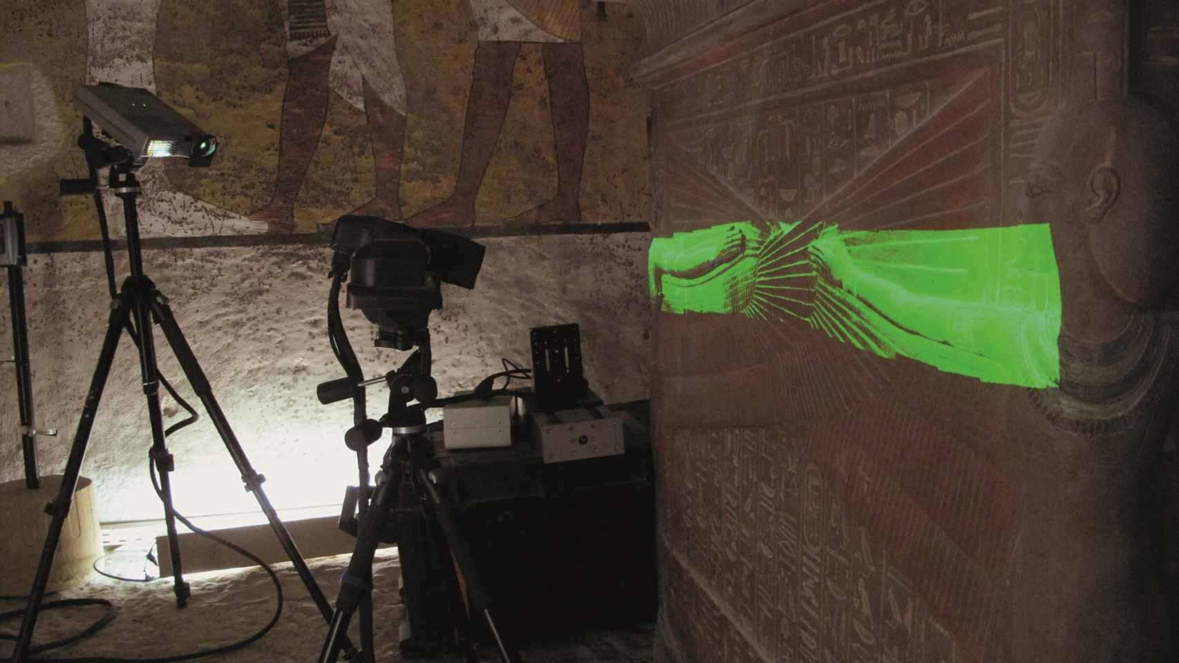 Los trabajos de escaneo de la tumba.