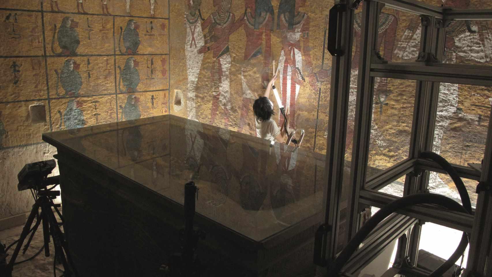 Escaneando la tumba con luz blanca.