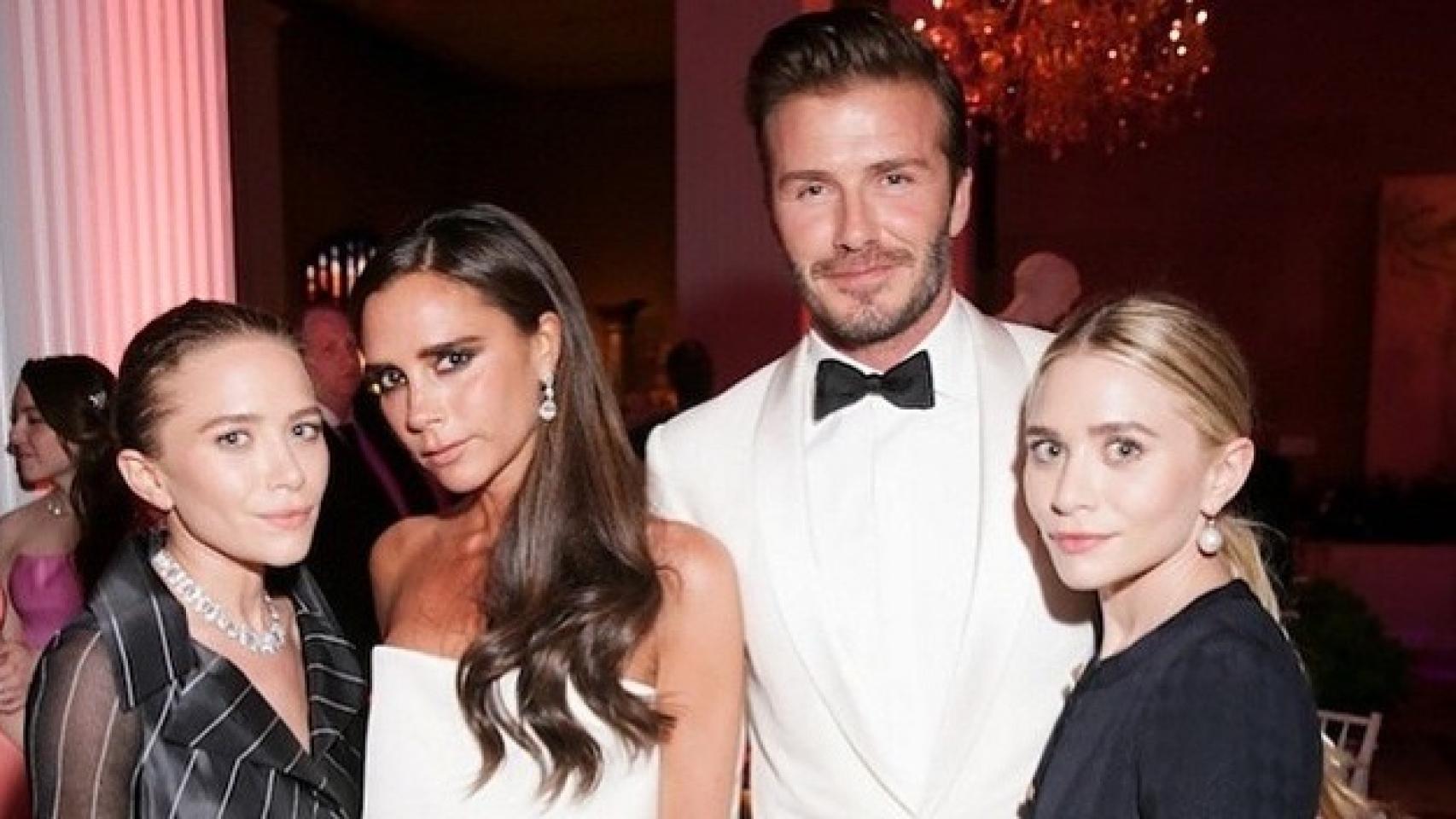 Las hermanos Olsen con sus amigos, el matrimonio Beckham