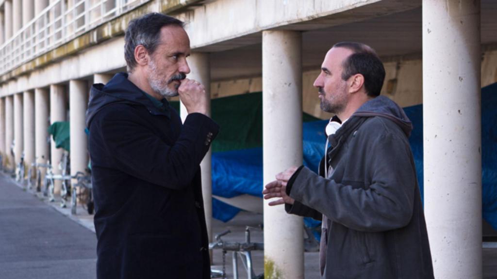 Pau Freixas da instrucciones a Francesc Garrido durante el rodaje de 'Sé quién eres' (Xavier Resina Rodríguez)